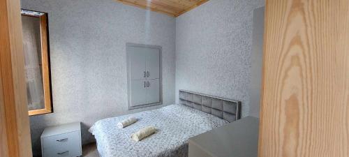 - une chambre avec un lit et 2 oreillers dans l'établissement Dadu's Gelati, à Gelat'i