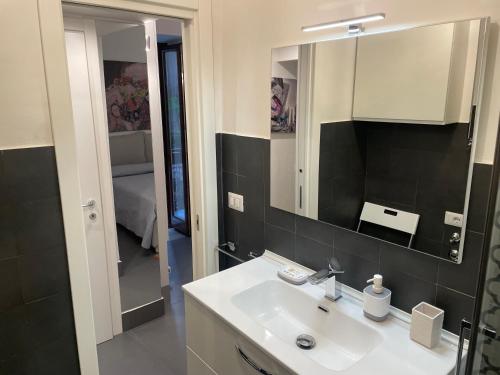 ein Bad mit einem Waschbecken und einem Spiegel in der Unterkunft TOLEDO CENTER in Neapel
