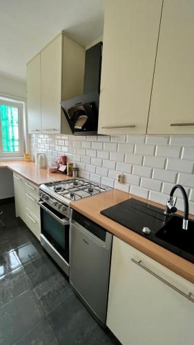 Η κουζίνα ή μικρή κουζίνα στο Rooms In Warsaw - C106B