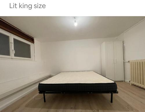 une chambre avec un lit dans le coin d'une pièce dans l'établissement Appartement en soubassement, à Port-de-Bouc