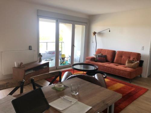 un salon avec un canapé et une table dans l'établissement Les flots de Cancale, à Cancale