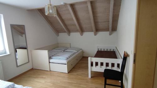 um pequeno quarto com uma cama e um espelho em Ferienwohnung Krause em Augsburg