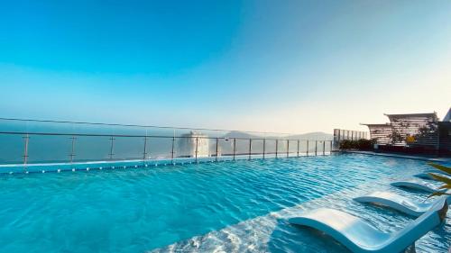 a swimming pool on the roof of a building at Căn Hộ Ban Công Hướng Biển - FREE HỒ BƠI VÔ CỰC - The Sóng Vũng Tàu in Vung Tau