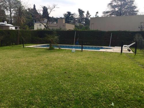 una piscina en un patio con una valla en Casa en club privado loma verde en Zelaya