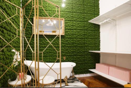 baño con pared verde y bañera blanca en Urban Presidential Suite en Praga