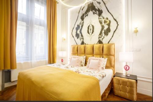 1 dormitorio con 1 cama grande con manta amarilla en Urban Presidential Suite en Praga