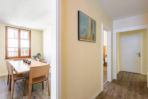 une cuisine et une salle à manger avec une table et une salle à manger dans l'établissement Le Gîte de Sandra, à Ribeauvillé