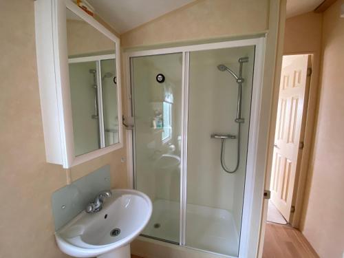 bagno con doccia e lavandino di Caravan SK 110 a Leven-Fife
