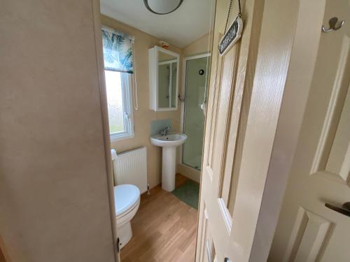 a bathroom with a toilet and a sink at Caravan SK 110 in Leven-Fife