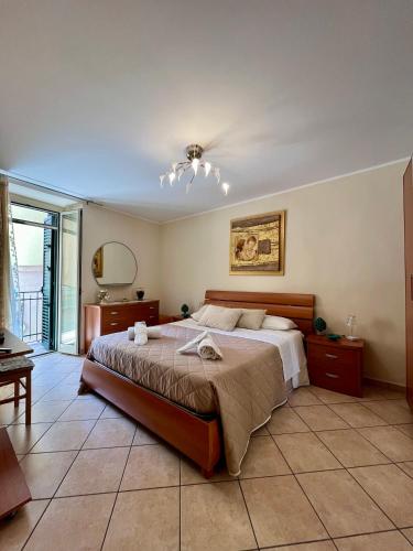 Un dormitorio con una cama y un ventilador de techo. en Il Siciliano Apartment Taormina, en Taormina