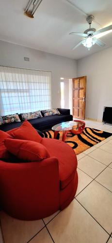 Ruang duduk di ENTIRE LUXURY APARTMENTS