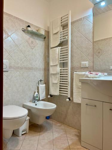 un baño con inodoro y lavabo en Il Siciliano Apartment Taormina, en Taormina