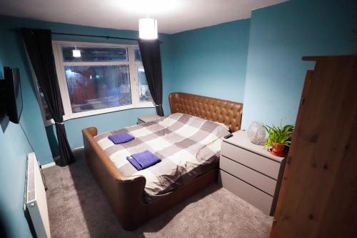 um quarto com uma cama grande e uma janela em 3 Bedroom home by Ipswich docks. em Ipswich
