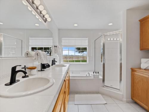 A bathroom at Newly furnished w/ pool table & hot tub!