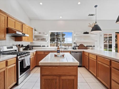 A kitchen or kitchenette at Newly furnished w/ pool table & hot tub!