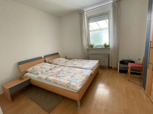 Schlafzimmer mit einem Bett und einem Fenster in der Unterkunft Fewo TRINA in Bernkastel-Kues