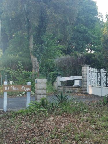 une clôture blanche et un portail dans une cour dans l'établissement AigaSurfHouse, à Azur