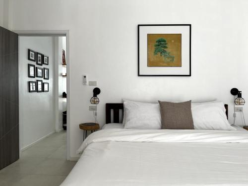Postel nebo postele na pokoji v ubytování Your Local Spacious 3-Story Home, Rooftop Views & King Beds near Night Bazaar