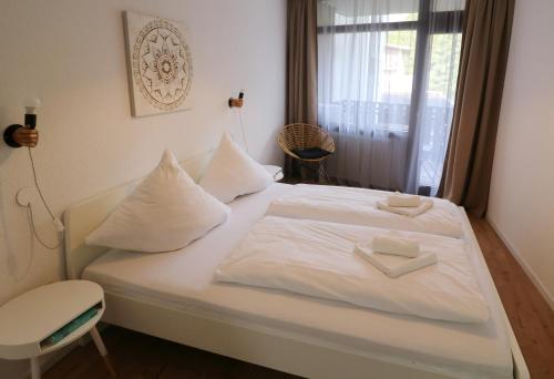 Postel nebo postele na pokoji v ubytování Kurhotel Schluchsee App 3201 - Seewald -mit Indoorpool- Schluchsee, Hochschwarzwaldkarte