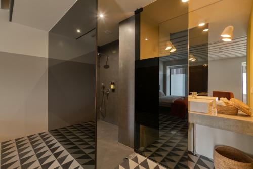 y baño con ducha y lavamanos. en Manifest Restaurant and Hotel Gyumri en Gyumri