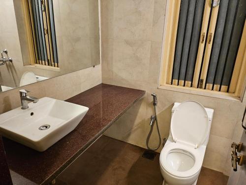 馬泰蘭的住宿－Abhiraj Villa Matheran，浴室配有白色卫生间和盥洗盆。