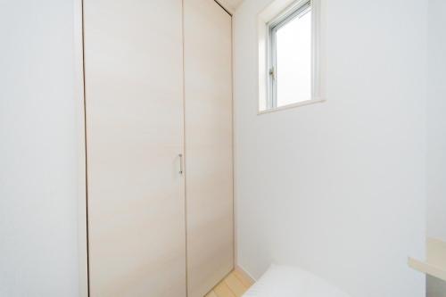 a room with a glass door and a window at Tokyo Private House 大塚の宿 in Tokyo