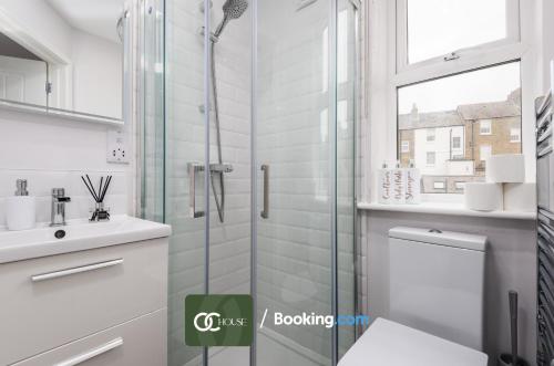 een badkamer met een douche en een wastafel bij Elegant 2 Bed Harbour Front Flat By OC House Short Lets & Serviced Accommodation Gillingham, Ramsgate, Folkestone With Balcony in Kent