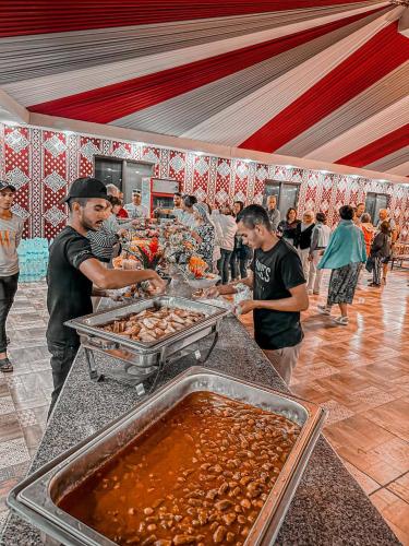 un gruppo di persone che preparano il cibo a buffet di Romantic Moment Rum CAMP a Wadi Rum