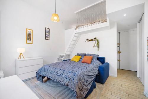 - une chambre avec un lit bleu et une échelle dans l'établissement Nice Renting - GAUTIER - Elegance Height Port & Castle Nice, à Nice