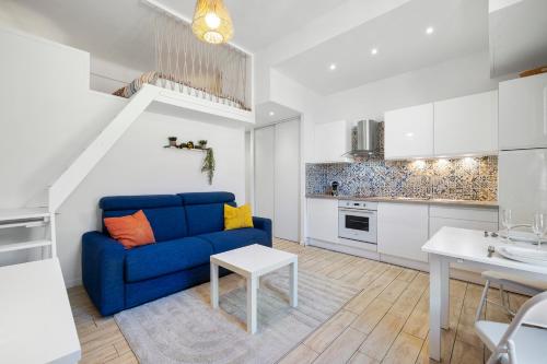 un salon avec un canapé bleu et une table dans l'établissement Nice Renting - GAUTIER - Elegance Height Port & Castle Nice, à Nice