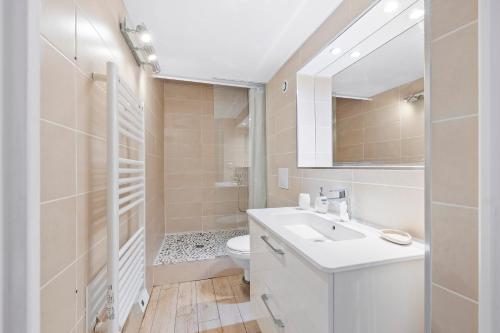 une salle de bain blanche avec un lavabo et des toilettes dans l'établissement Nice Renting - GAUTIER - Elegance Height Port & Castle Nice, à Nice