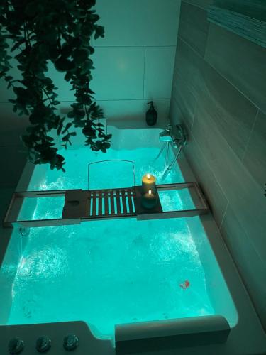 une baignoire jacuzzi avec bougie dans l'établissement Love Room : Lovely Room 61, à Saint-Clair-de-Halouze