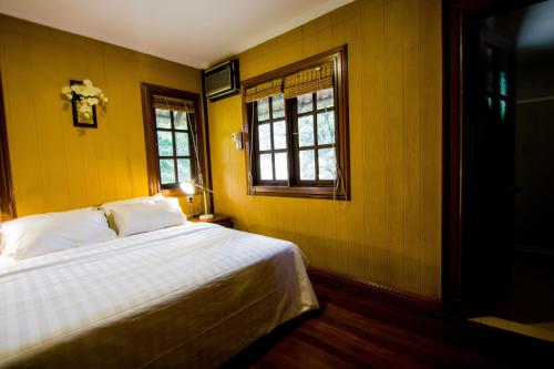 A bed or beds in a room at Carpe Diem Orchard Home