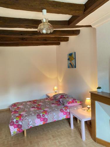 une chambre avec un lit et une table dans l'établissement Domaine du Mont des Chênes, à Monthou-sur-Cher