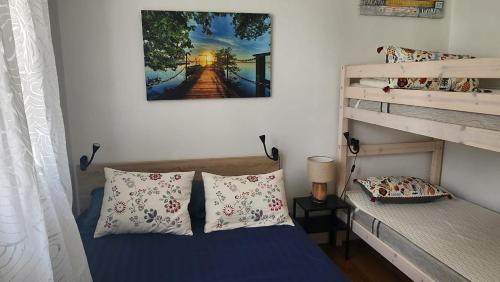 une chambre avec un lit et un lit superposé dans l'établissement Beach Front Apartment Eljocri, à Capbreton