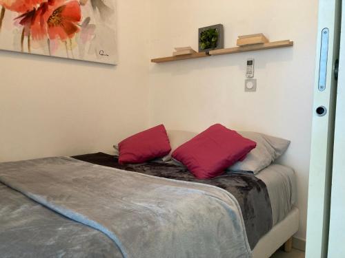 Ένα ή περισσότερα κρεβάτια σε δωμάτιο στο Appart'Calvi, 200 m de la plage de la Pinède, WIFI gratuit