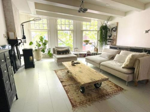 a living room with a couch and a coffee table at Volledige bovenwoning binnenstad in Leeuwarden