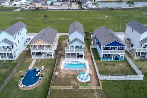 - une vue aérienne sur une maison avec une piscine dans l'établissement BRAND NEW 2024 4/3.5 w/pool and water views, à Galveston