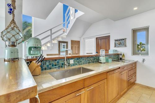 uma cozinha com um lavatório e uma bancada em Casa Chillville in Water Villas Bonaire em Kralendijk