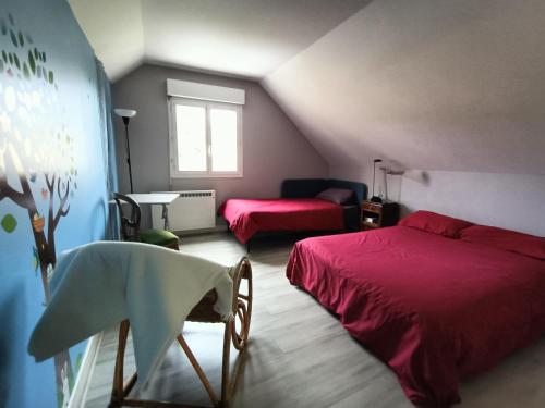 een slaapkamer met een bed, een bank en een raam bij Maison de Laurence - La Chaumiére de Mauvrain in La Celle-sur-Nièvre