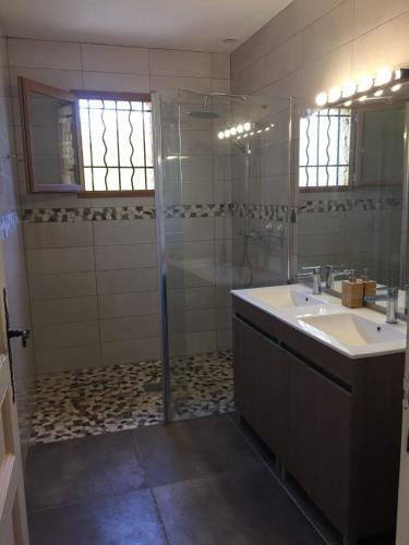 une salle de bain avec douche et lavabo dans l'établissement Villa en Provence Summer Vibes, à Puget-Ville
