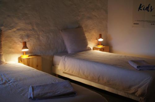 2 Betten in einem Zimmer mit zwei Lampen in der Unterkunft Guest house avec vue sur 2 hectares in La Sauvetat-du-Dropt