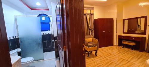 Koupelna v ubytování AL AMAN HOTEL