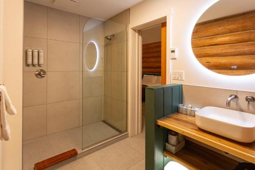 La salle de bains est pourvue d'un lavabo et d'une douche. dans l'établissement Bell 2 Lodge, à Bell II