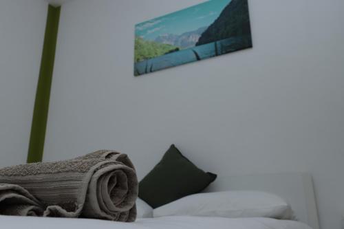 um quarto com uma cama com uma fotografia na parede em Appartamento Valentina em Levico Terme