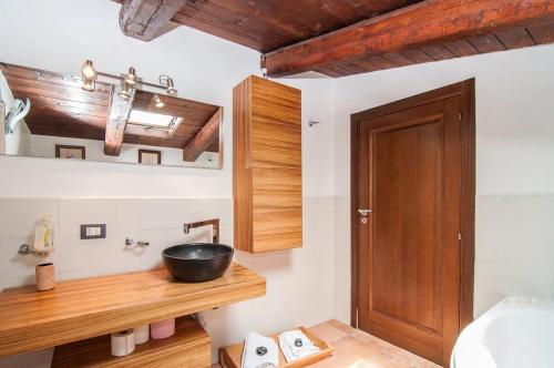 ein Badezimmer mit einem Waschbecken und einer Schüssel auf der Theke in der Unterkunft villa costanza in Cefalú
