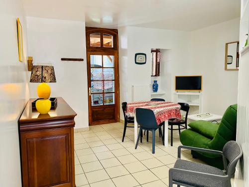 un salon avec un canapé vert et une table dans l'établissement Charmant meublé dans chalet montagnard, à Luchon