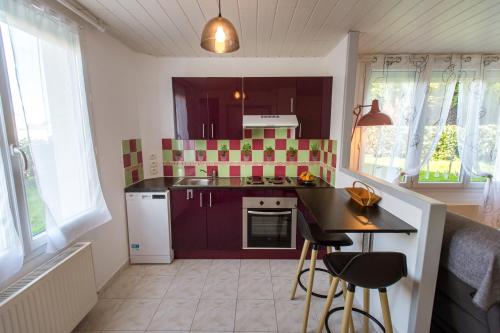 Kuchyň nebo kuchyňský kout v ubytování Au Gîte d'Isigny - Maison de vacances - Normandie