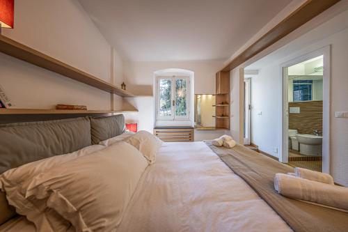 Cama grande en habitación con baño en Cozy Apt in the Heart of Santa Margherita en Santa Margherita Ligure