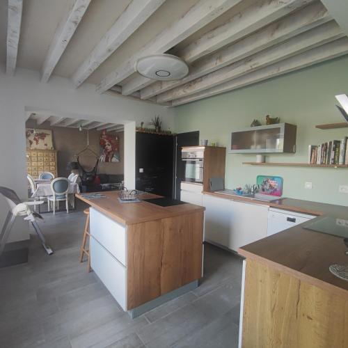 - une cuisine avec un îlot au milieu d'une pièce dans l'établissement Maison vacances, proche Beauval, à Lye